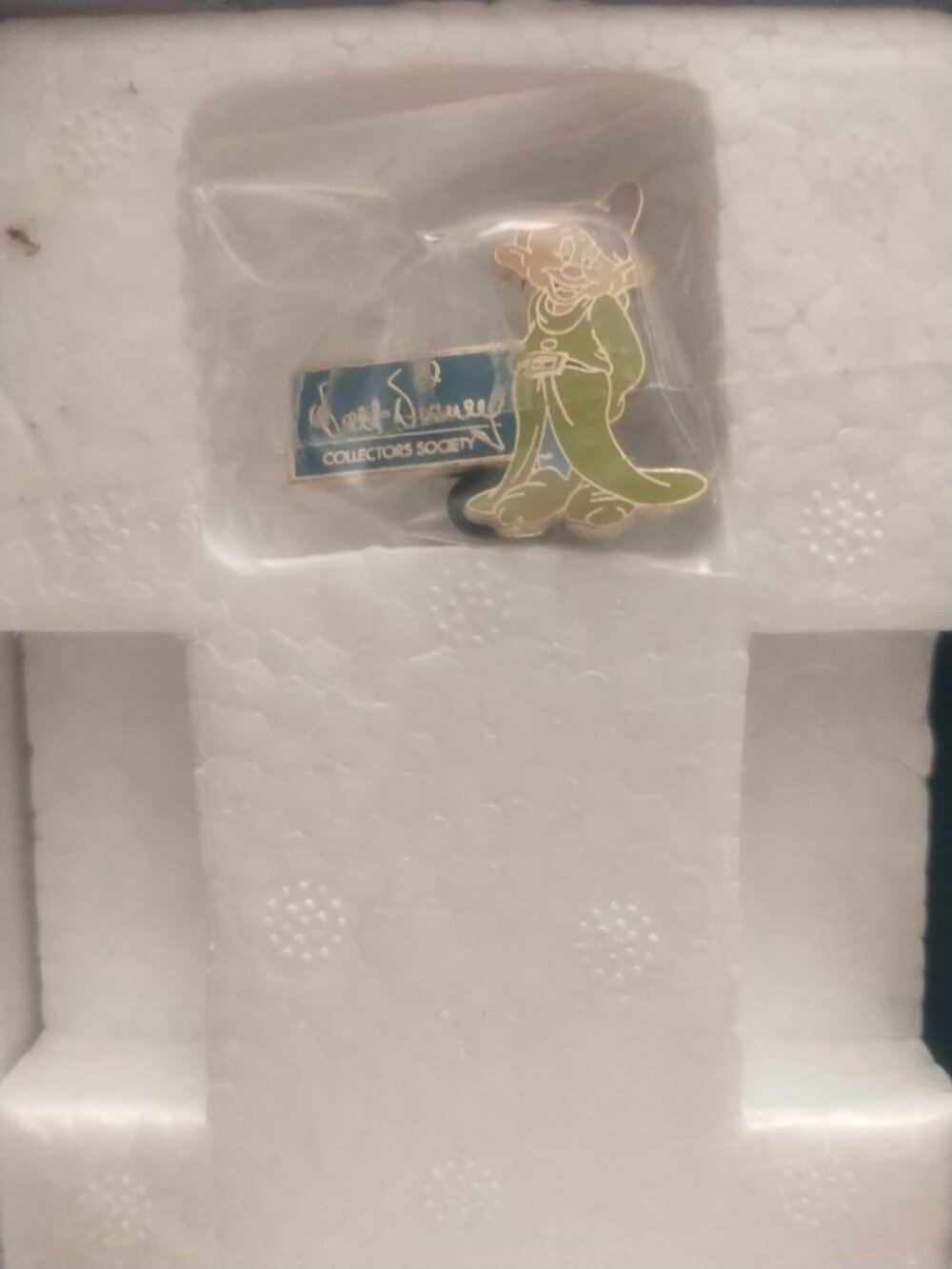 New in Box Ceramic Dopey with Pin - Picture 3 of 7